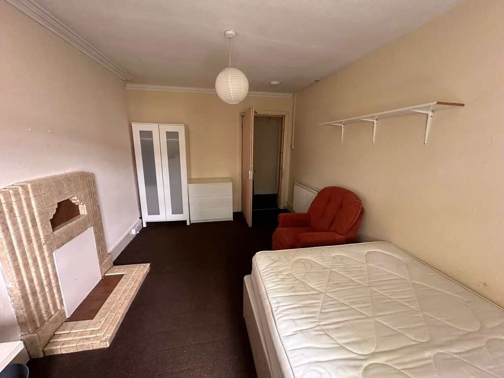 Property photo 3 of 18 A Cozy Double Bedroom Featuring A Large Bed With A...