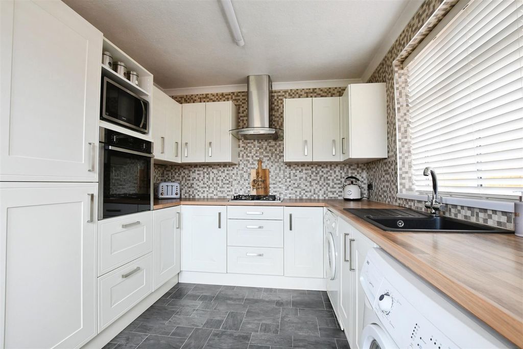 Property photo 3 of 18 Fitted Kitchen