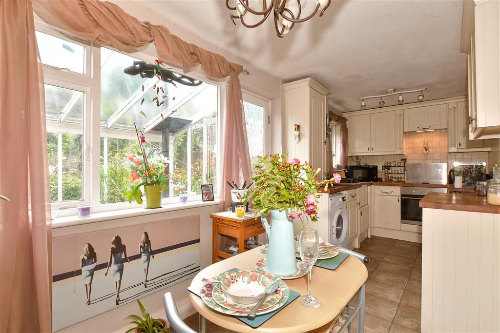 Property photo 3 of 11 Kitchen