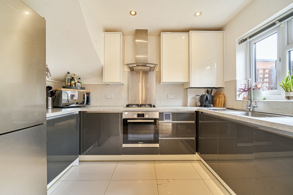 Property photo 3 of 18 1520472-12-6Aa97c...