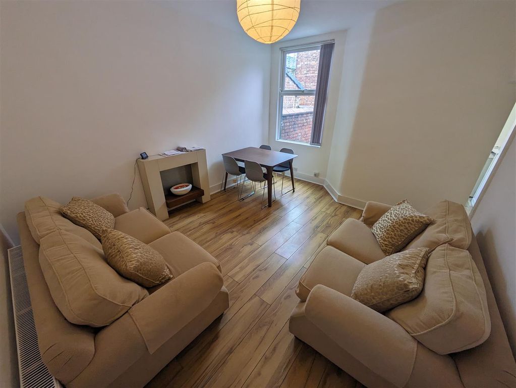 Property photo 3 of 17 Lounge