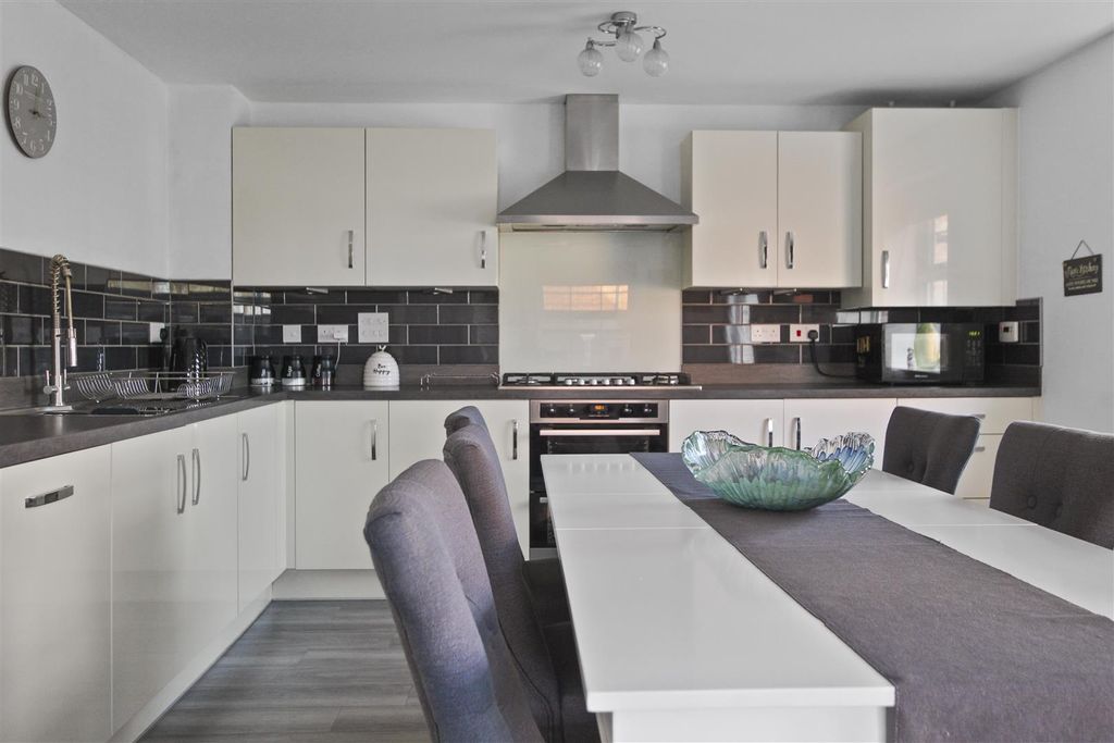 Property photo 3 of 31 Heron Close