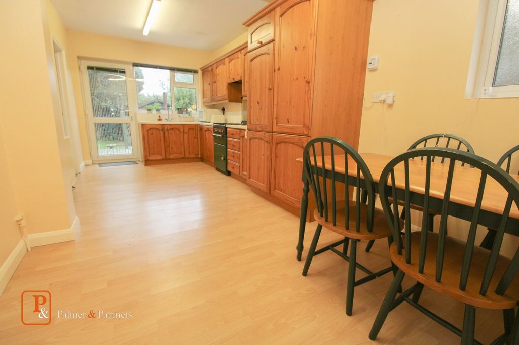 Property photo 3 of 8 Kitchen