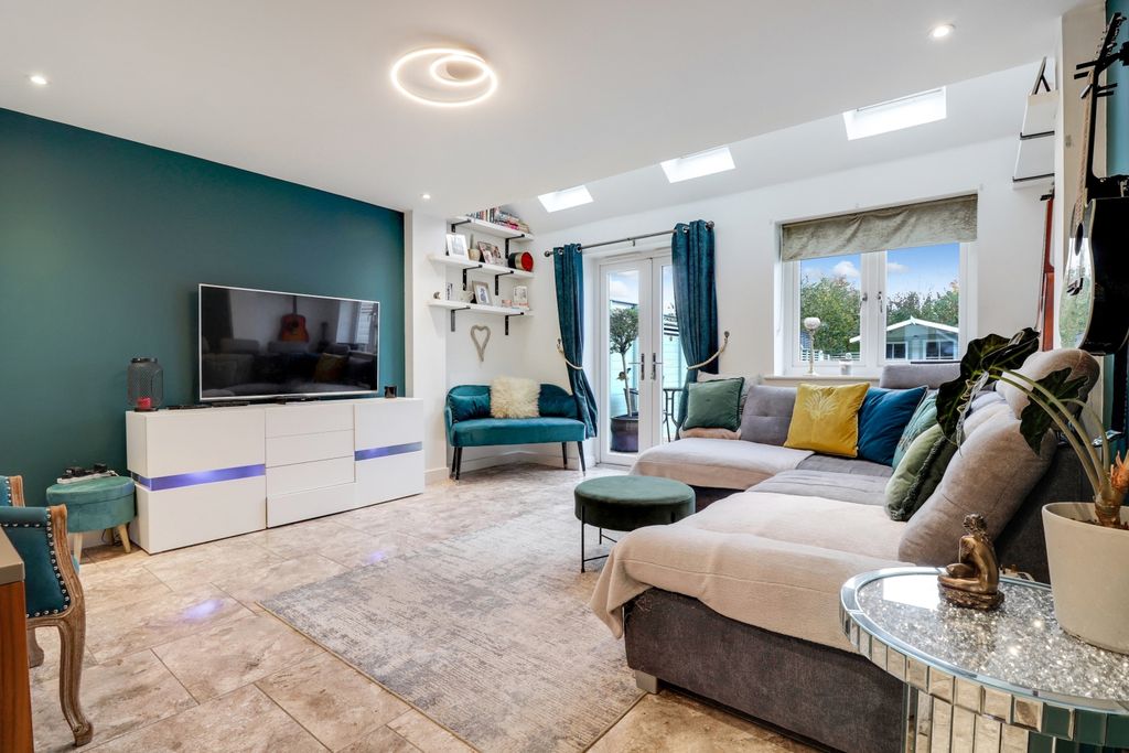 Property photo 3 of 16 Lounge