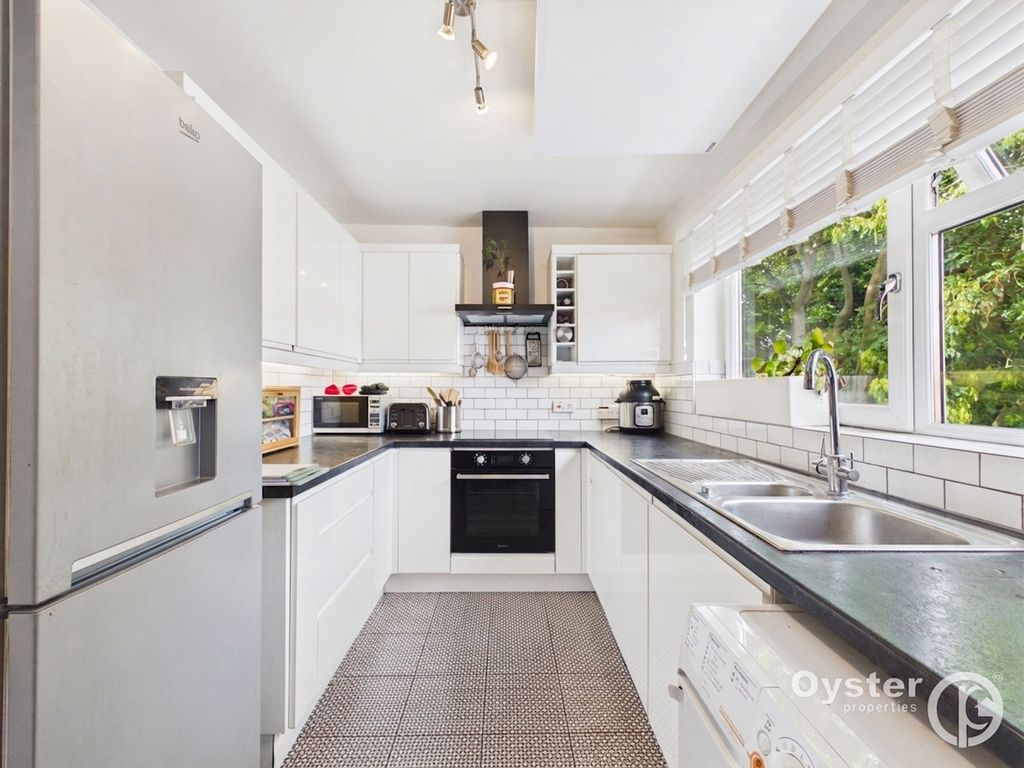 Property photo 3 of 11 Kitchen