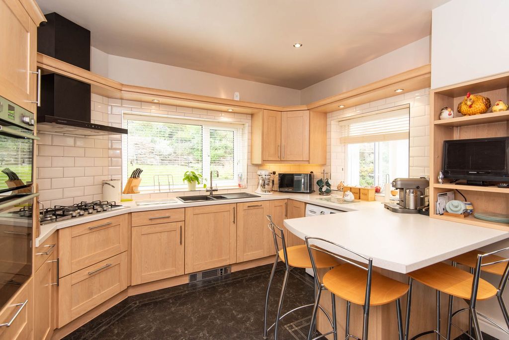 Property photo 2 of 33