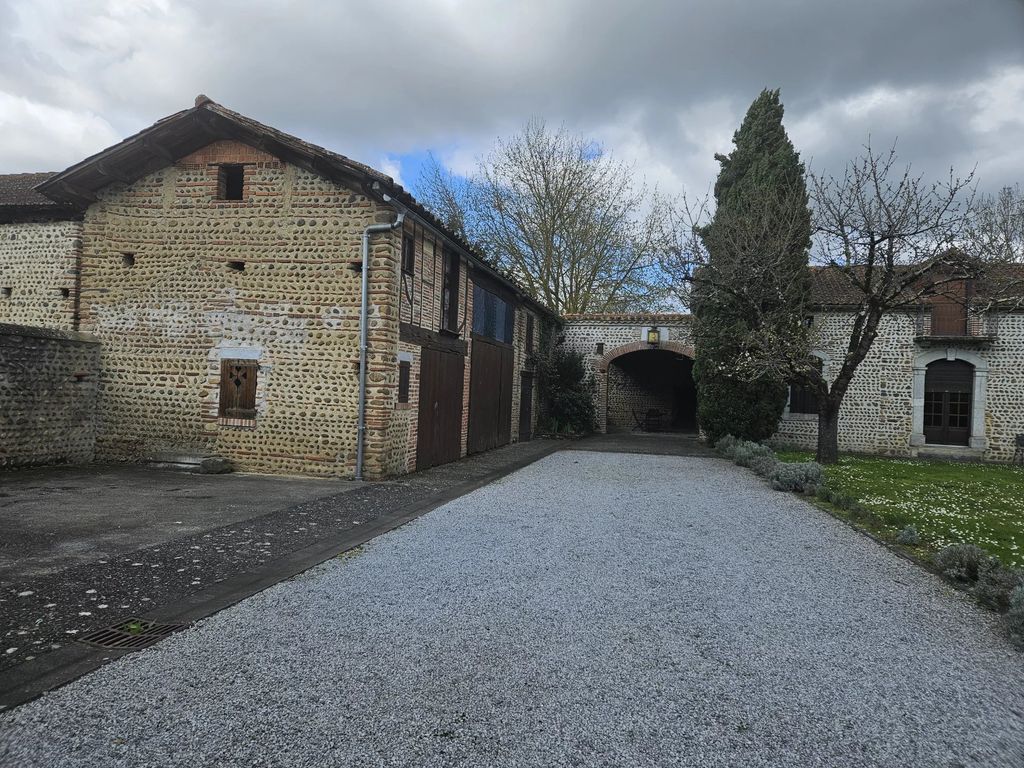 Property photo 2 of 32