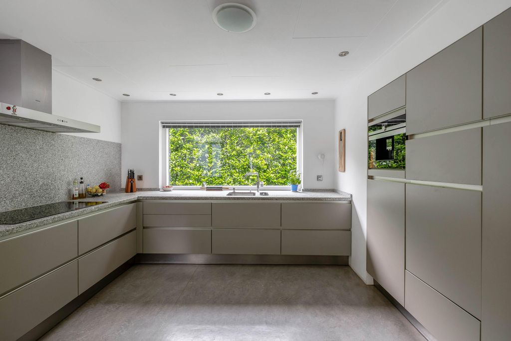 Property photo 3 of 83