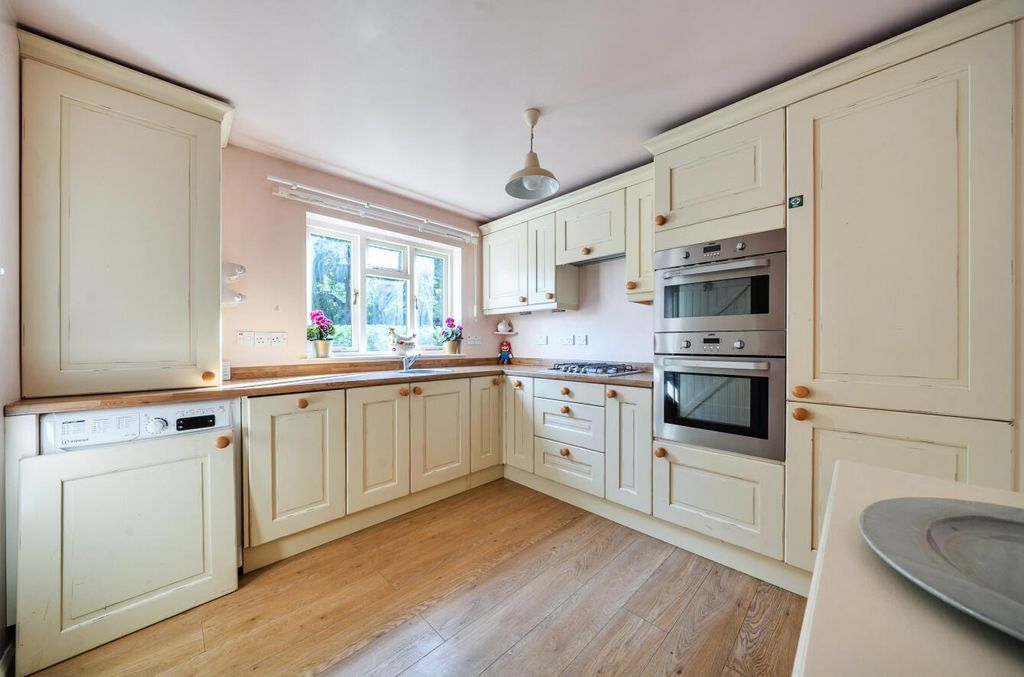 Property photo 2 of 19 Botley Road 158 (18).Jpg