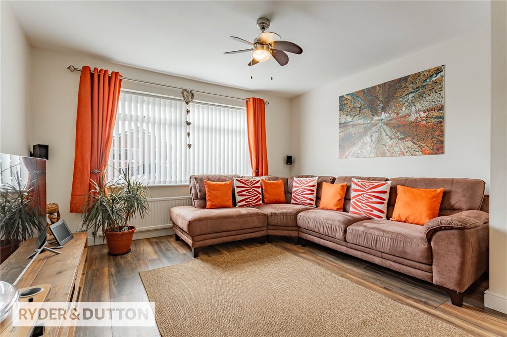 Property photo 3 of 20 Lounge