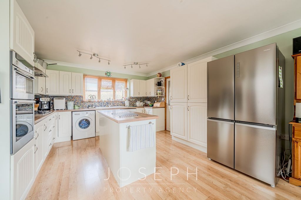 Property photo 2 of 35