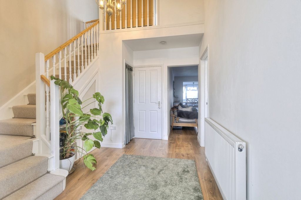 Property photo 3 of 19 Entrance Hall