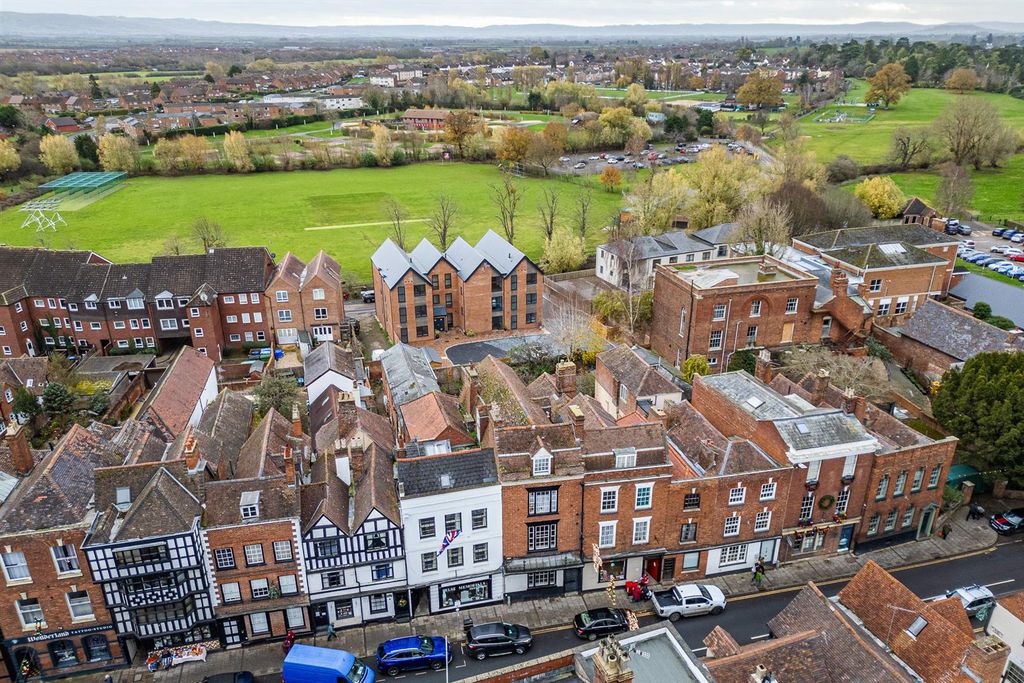 Property photo 2 of 45 Flats A, B, C 18 Church Street, Tewkesbury, Gl20 5