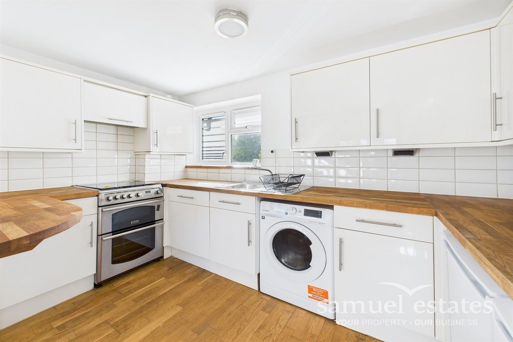 Property photo 3 of 11 Kitchen