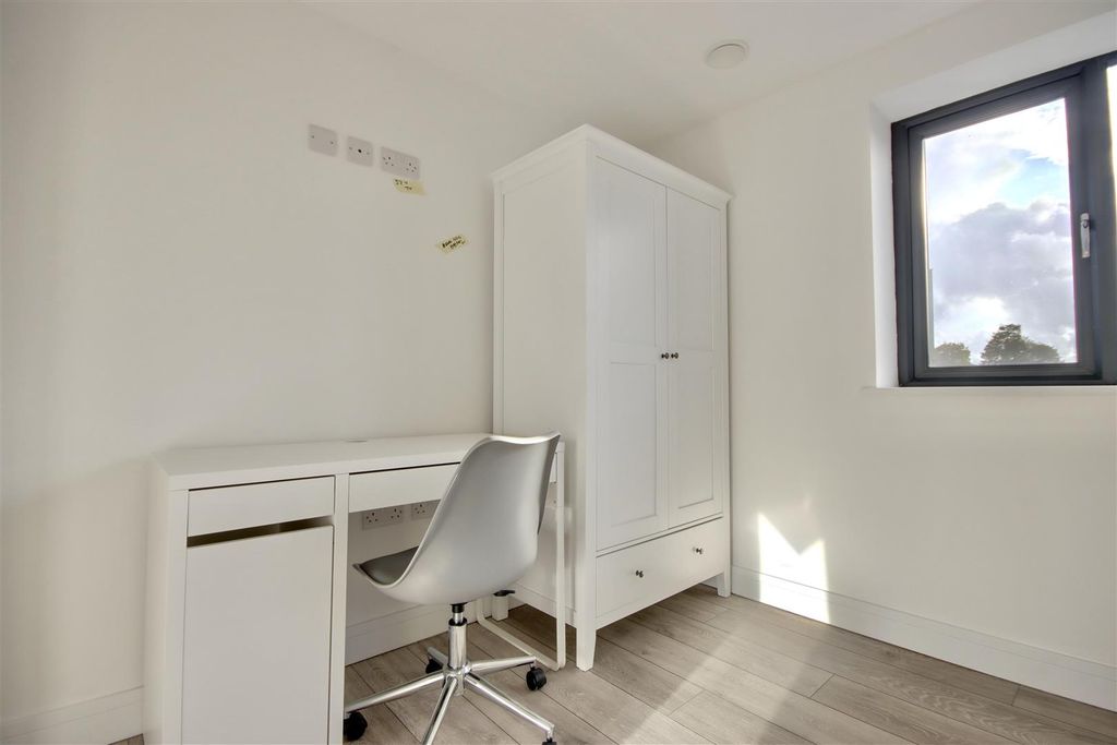 Property photo 3 of 17 967F0B15-B941-4F8F-9A7C-023890E46D78_1_201_A.Jpeg