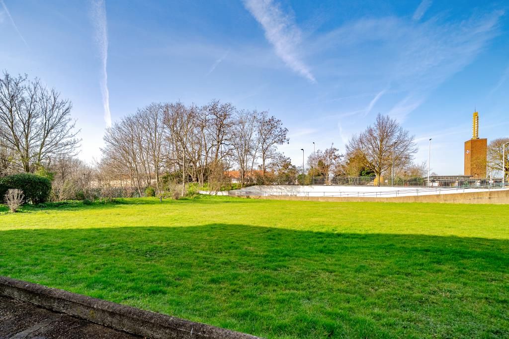 Property photo 2 of 8 External