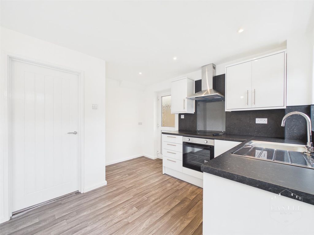 Property photo 3 of 20 Dining Kitchen