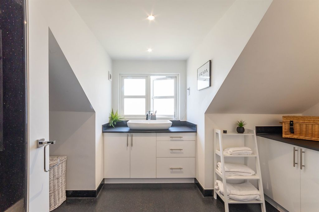 Property photo 2 of 20 Shower Room