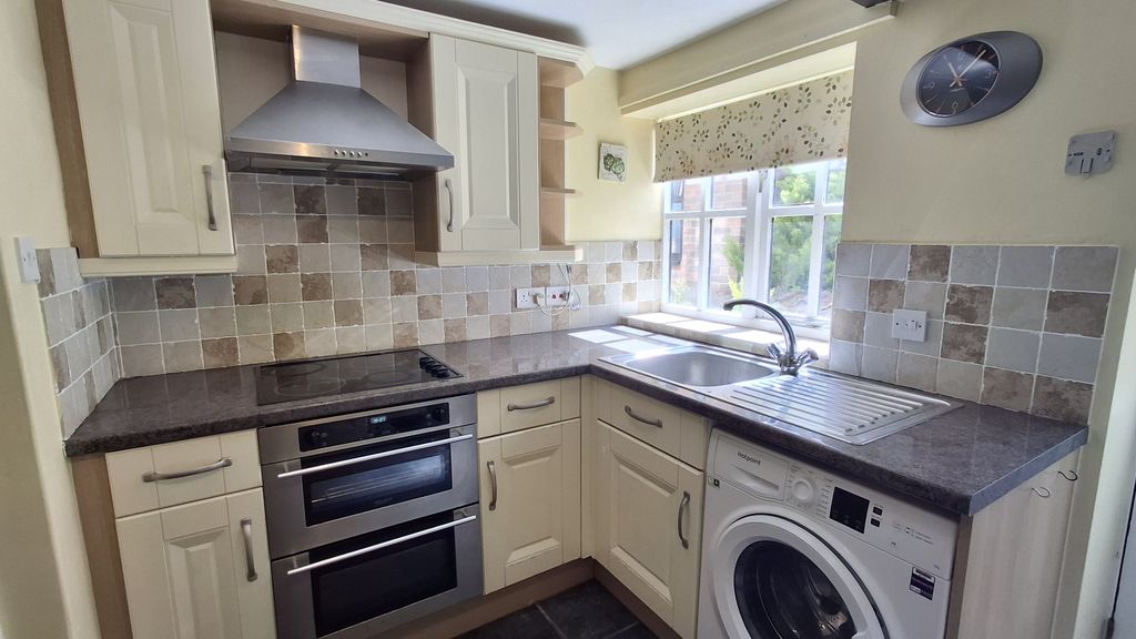 Property photo 3 of 11 Kitchen