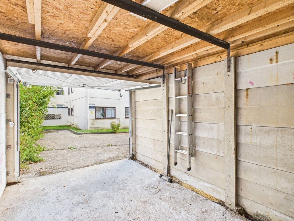 Property photo 3 of 6 Garage