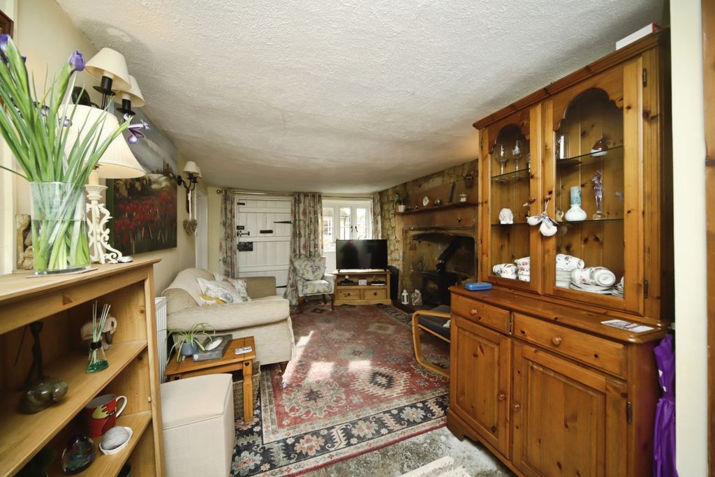 Property photo 3 of 17 Lounge