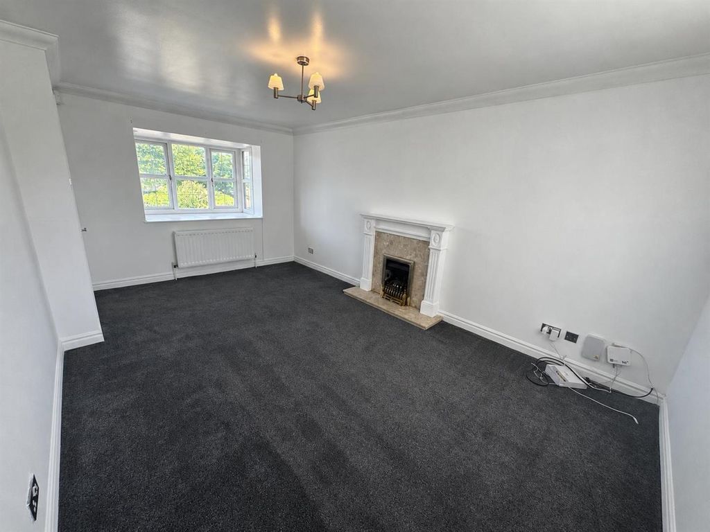 Property photo 3 of 16 Lounge