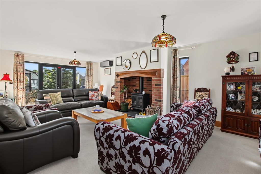 Property photo 2 of 42 Lounge