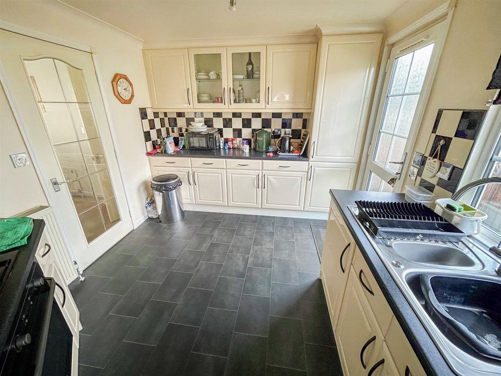 Property photo 3 of 11 Kitchen
