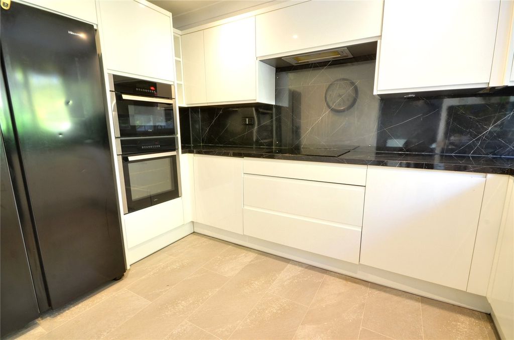 Property photo 3 of 18 Kitchen