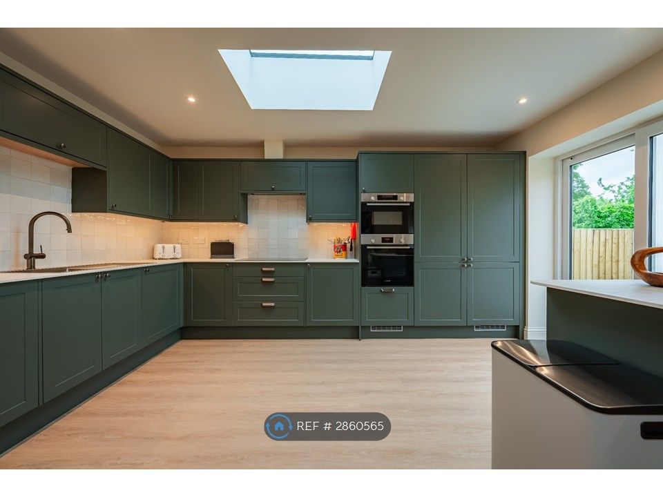 Property photo 3 of 11 Kitchen
