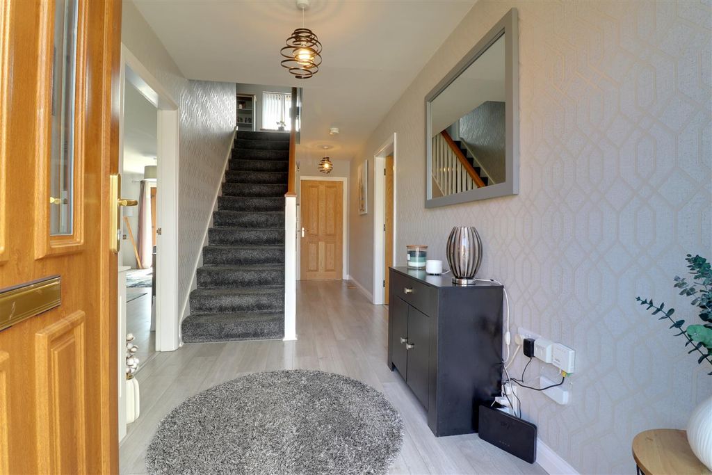 Property photo 2 of 27 Entrance Hall