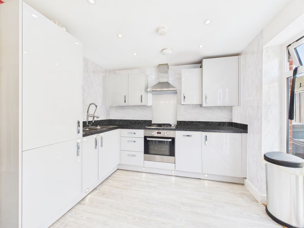Property photo 3 of 14 Kitchen