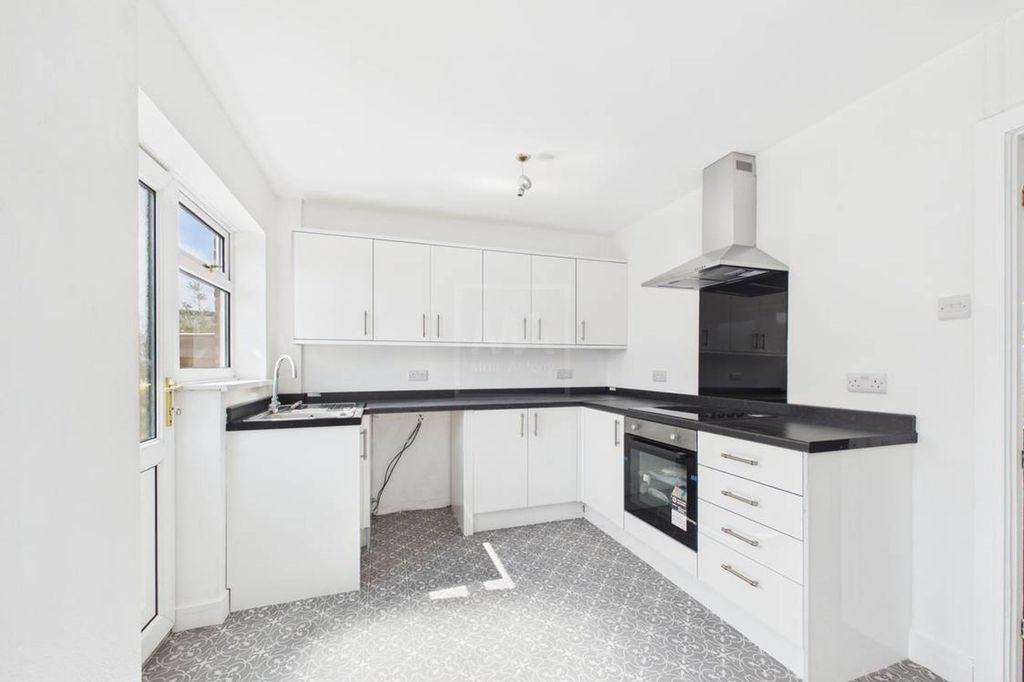 Property photo 3 of 9 Kitchen
