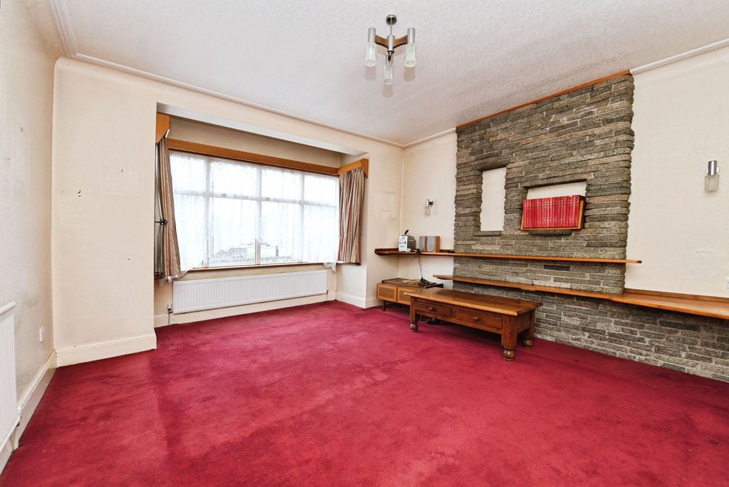 Property photo 3 of 16 Lounge