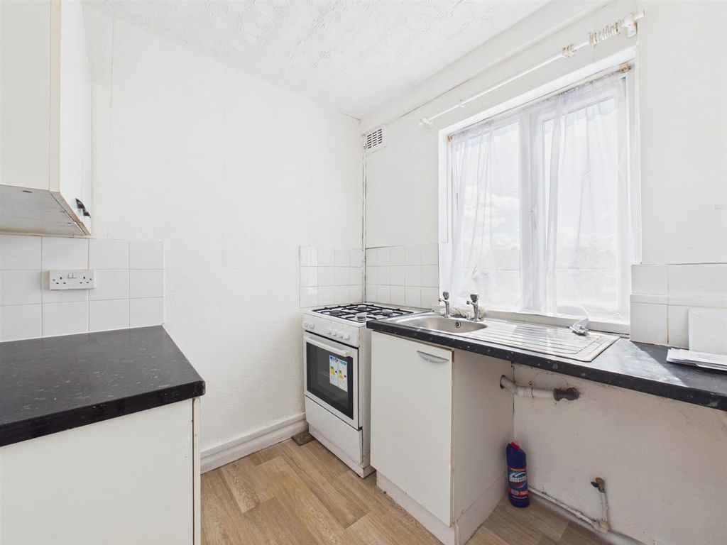 Property photo 3 of 10 Kitchen
