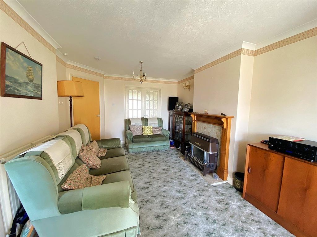 Property photo 3 of 21 77 Rotherfield Ave - Lounge2.Jpg