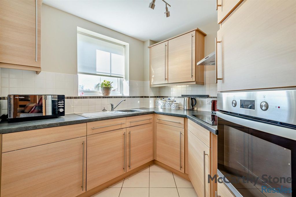 Property photo 2 of 37 8687719-Interior05-800.Jpg