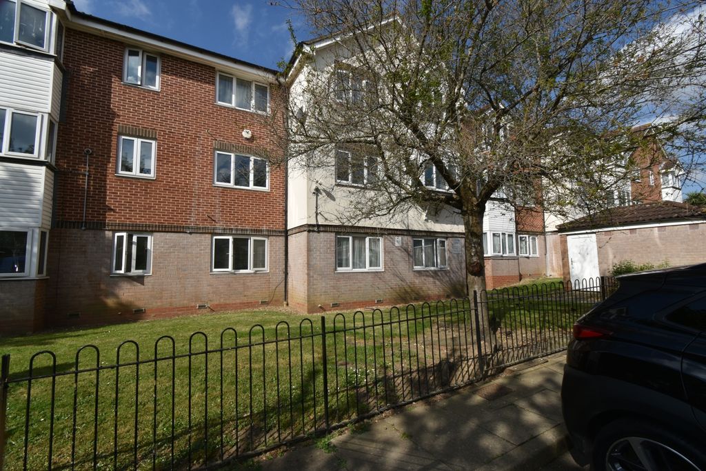 Property photo 1 of 8 Spacious One Double Bedroom Ground Floor Flat With Private Parking
