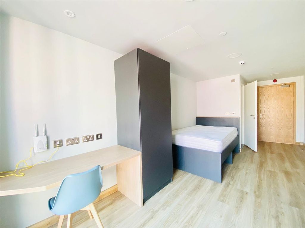 Property photo 2 of 17 Studio