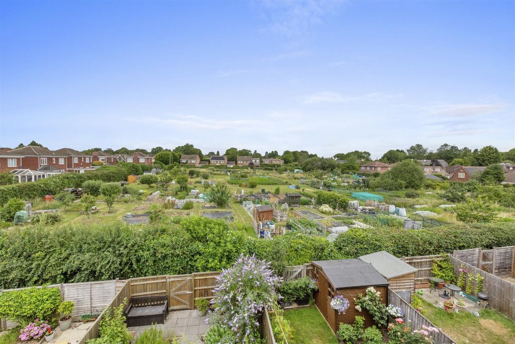 Property photo 2 of 16 Peters Close-4.Jpg