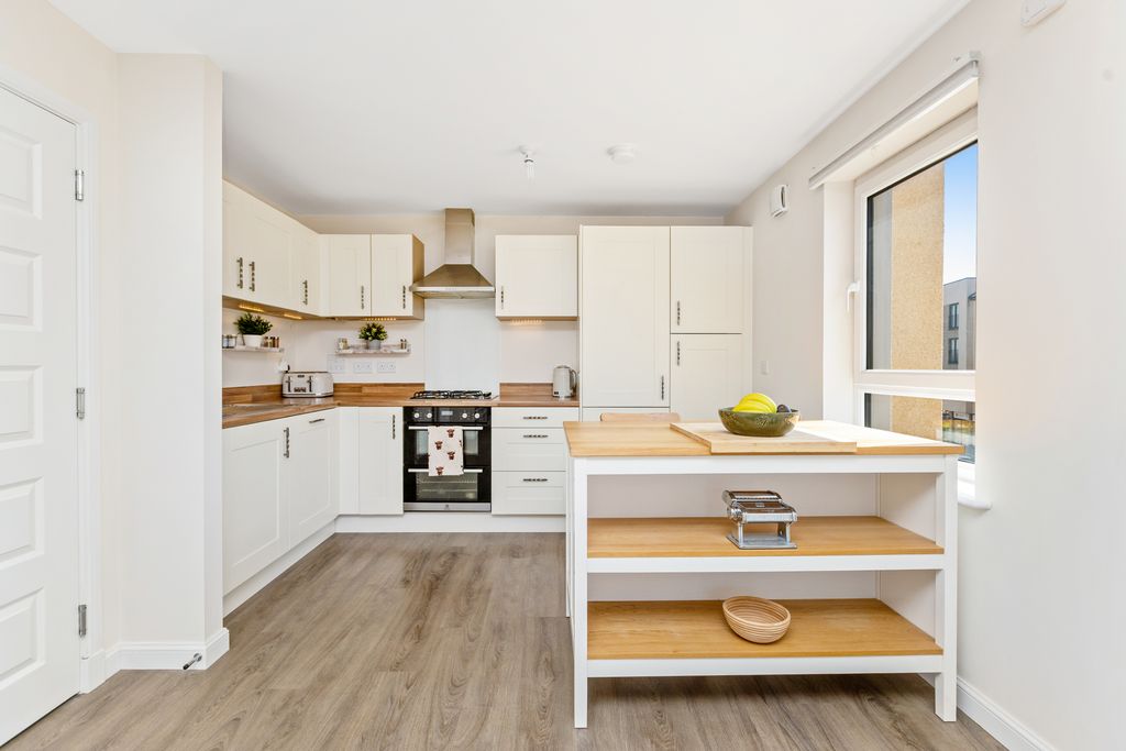2 bed flat for sale2 (Flat 4) Bowbridge Crescent, Mortonhall, Edinburgh EH17 photo 5