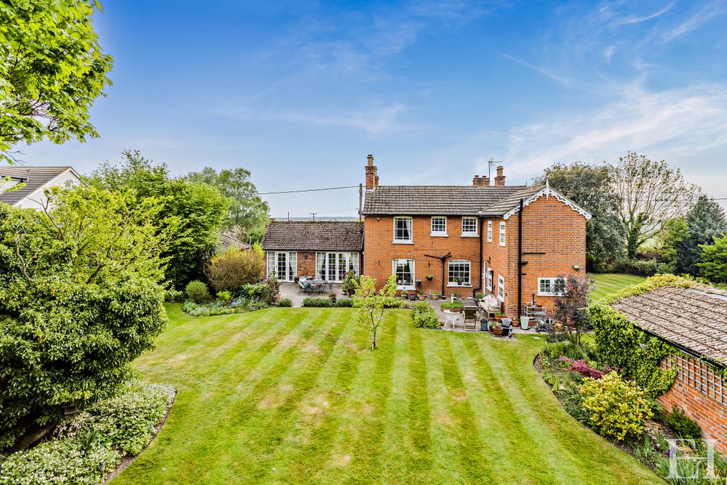 Property photo 3 of 37 8646670-Exteriorwm10-V2-800