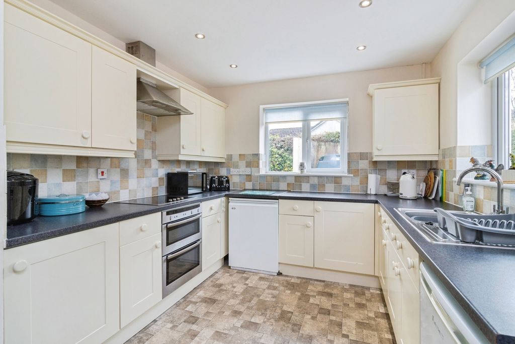 Property photo 3 of 19 Kitchen