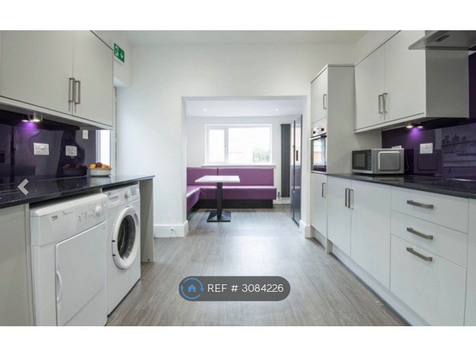 Property photo 1 of 8 Kitchen