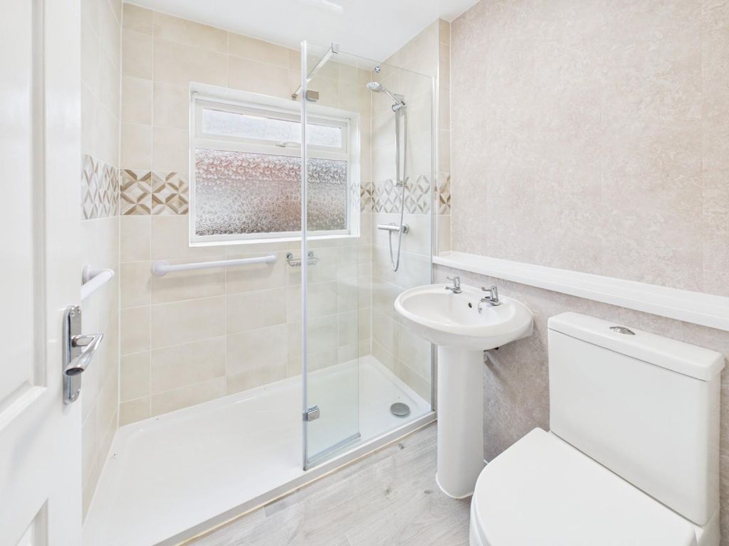 Property photo 3 of 16 Bathroom