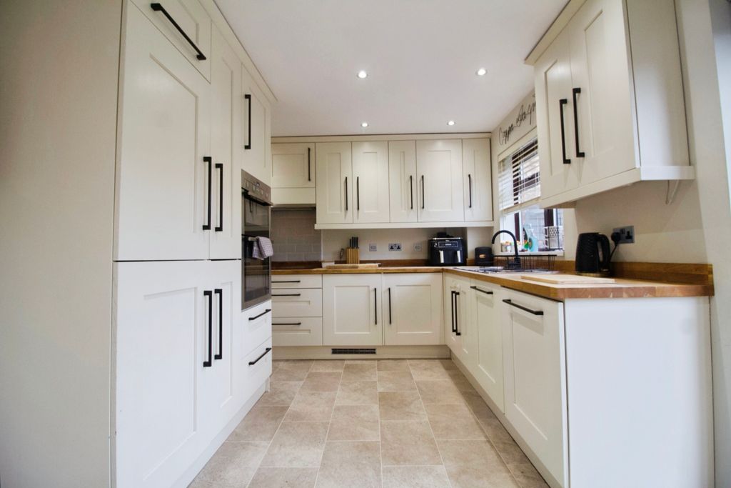 Property photo 2 of 11 Kitchen