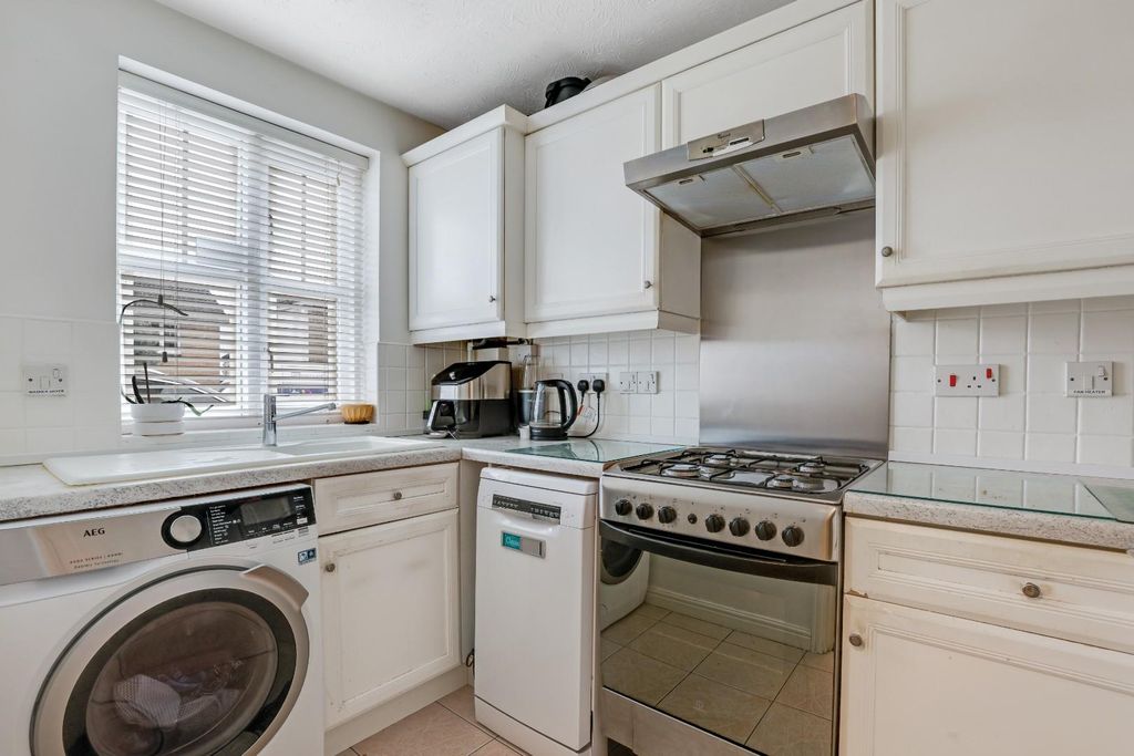 Property photo 3 of 14 08-Ec5Djhpropworld - 14 Sandown Close - 1.Jpg