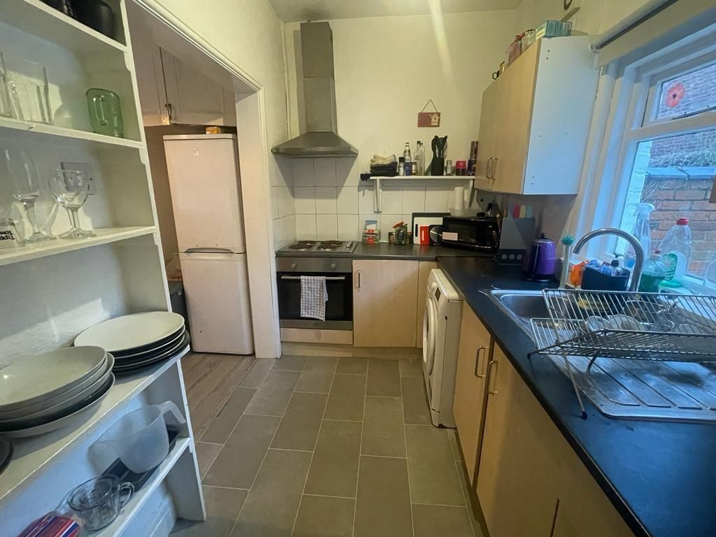 Property photo 3 of 14 Kitchen