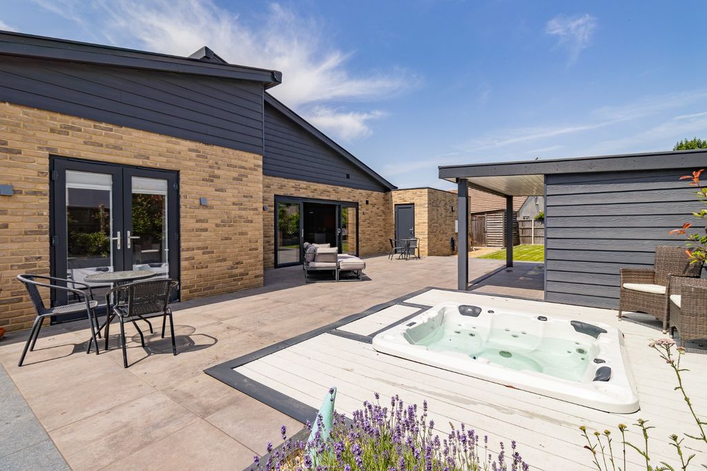 Property photo 2 of 40 3375264