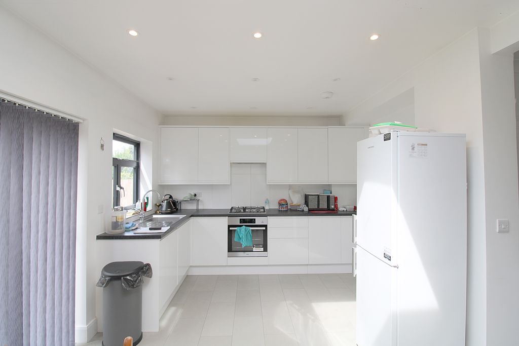 Property photo 3 of 10 Kitchen